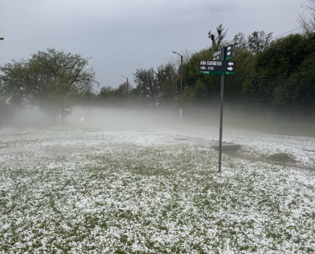 Teñida de blanco: las impactantes imágenes de Funes tras el feroz viento y granizo de la inesperada tormenta